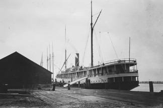 The Pomona docked in Eureka, California in 1905.